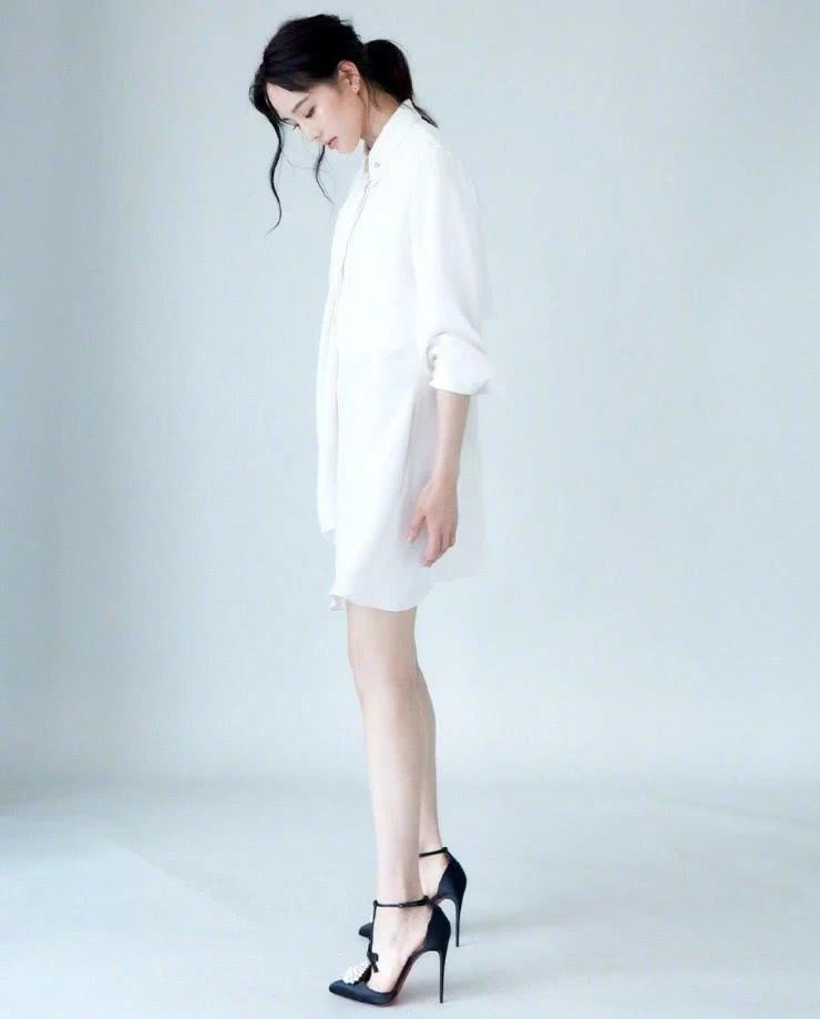 张钧甯为显得腿长，还穿了“树枝鞋”，脚这样挤不怕变形吗？