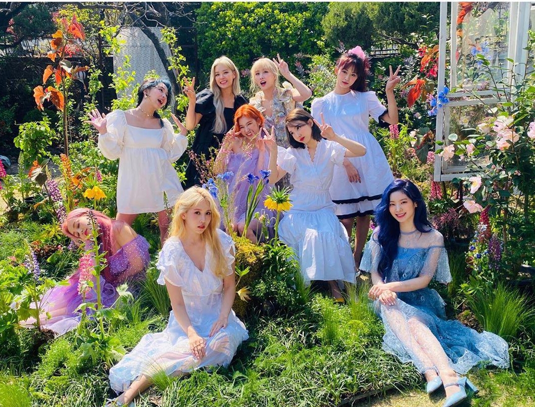 周子瑜红发舞台妆,周子瑜戴帽子舞蹈直拍