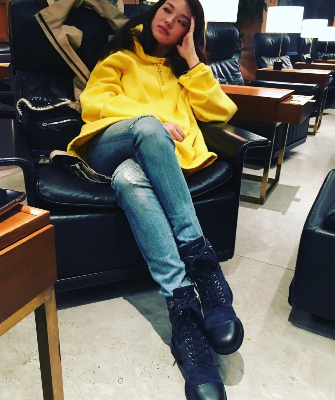 舒淇高级感穿搭,舒淇最新美照丝绒西装配红