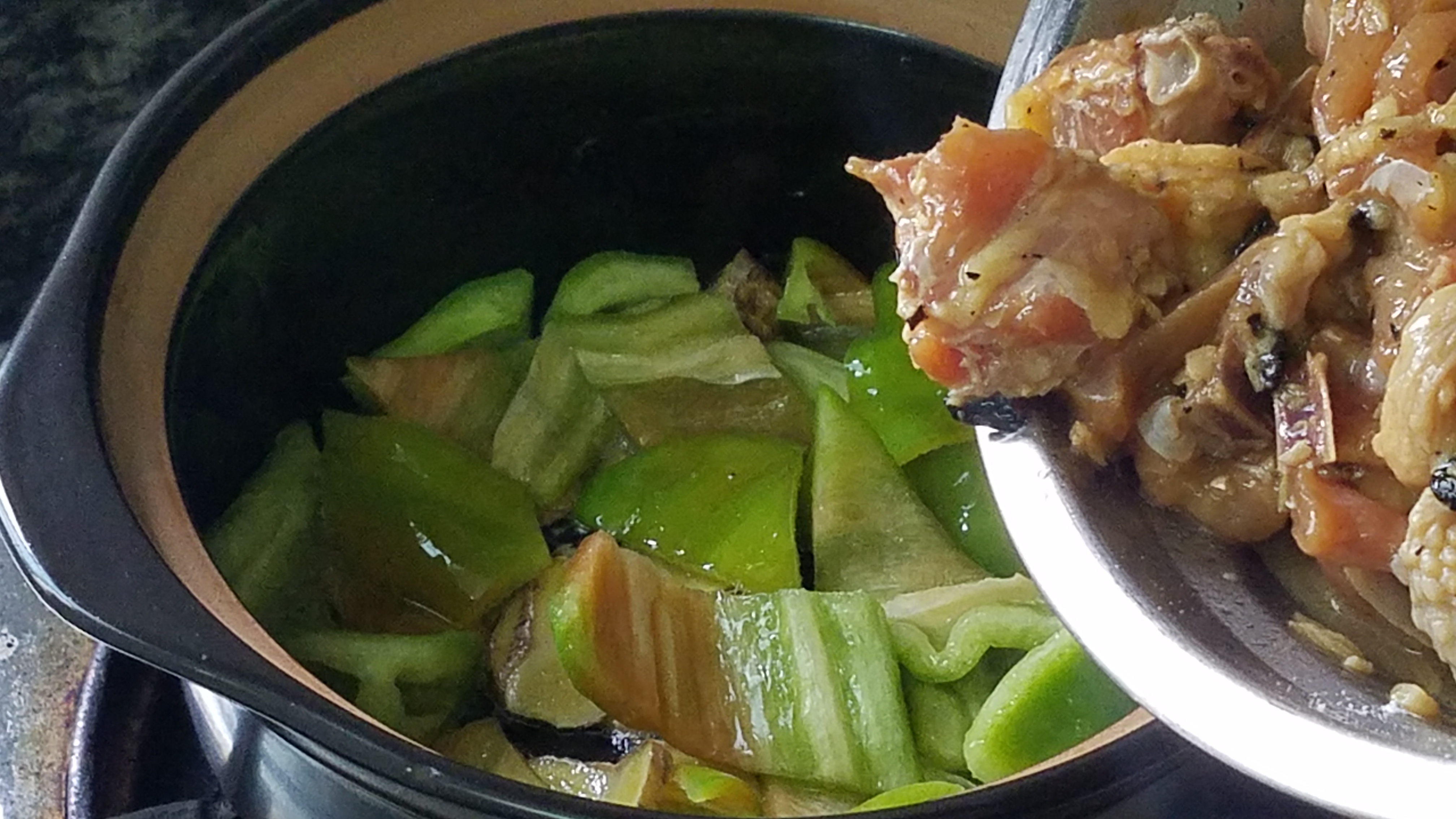 香喷喷的鸡肉煲,鸡肉香嫩的制作方法