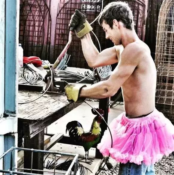 穿着15年的蓬蓬裙的中年男人,粉色蓬蓬裙穿了14年