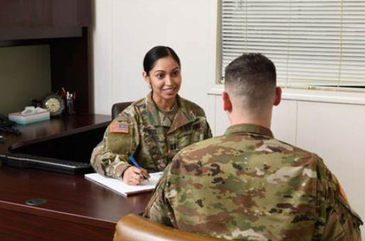 美国人一切向钱看，为了6位数的工资，精神科医生狠心离开部队