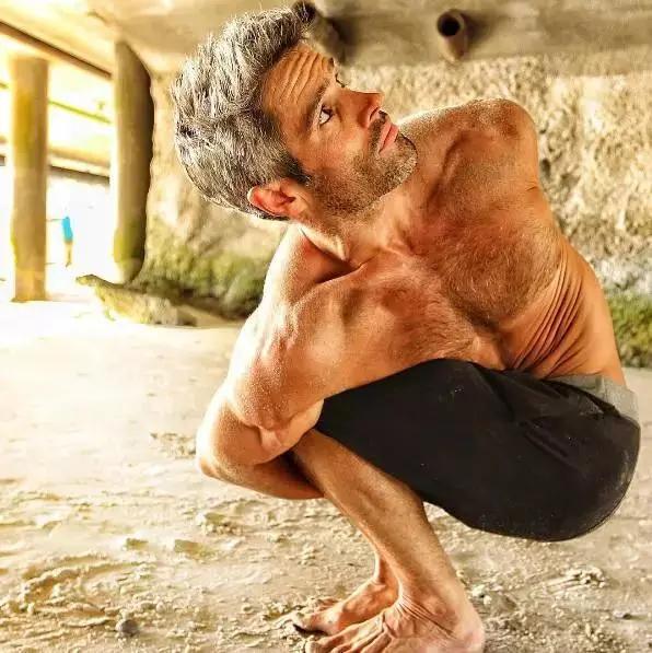 看完这些人,你再也不会觉得男人练瑜伽“娘”了