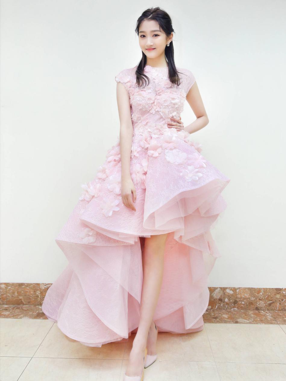 关晓彤闪光吊带裙look新鲜出炉,关晓彤黑纱裙出席活动