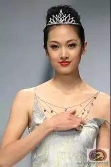 t台走秀失误事件,t台走秀意外曝光瞬间