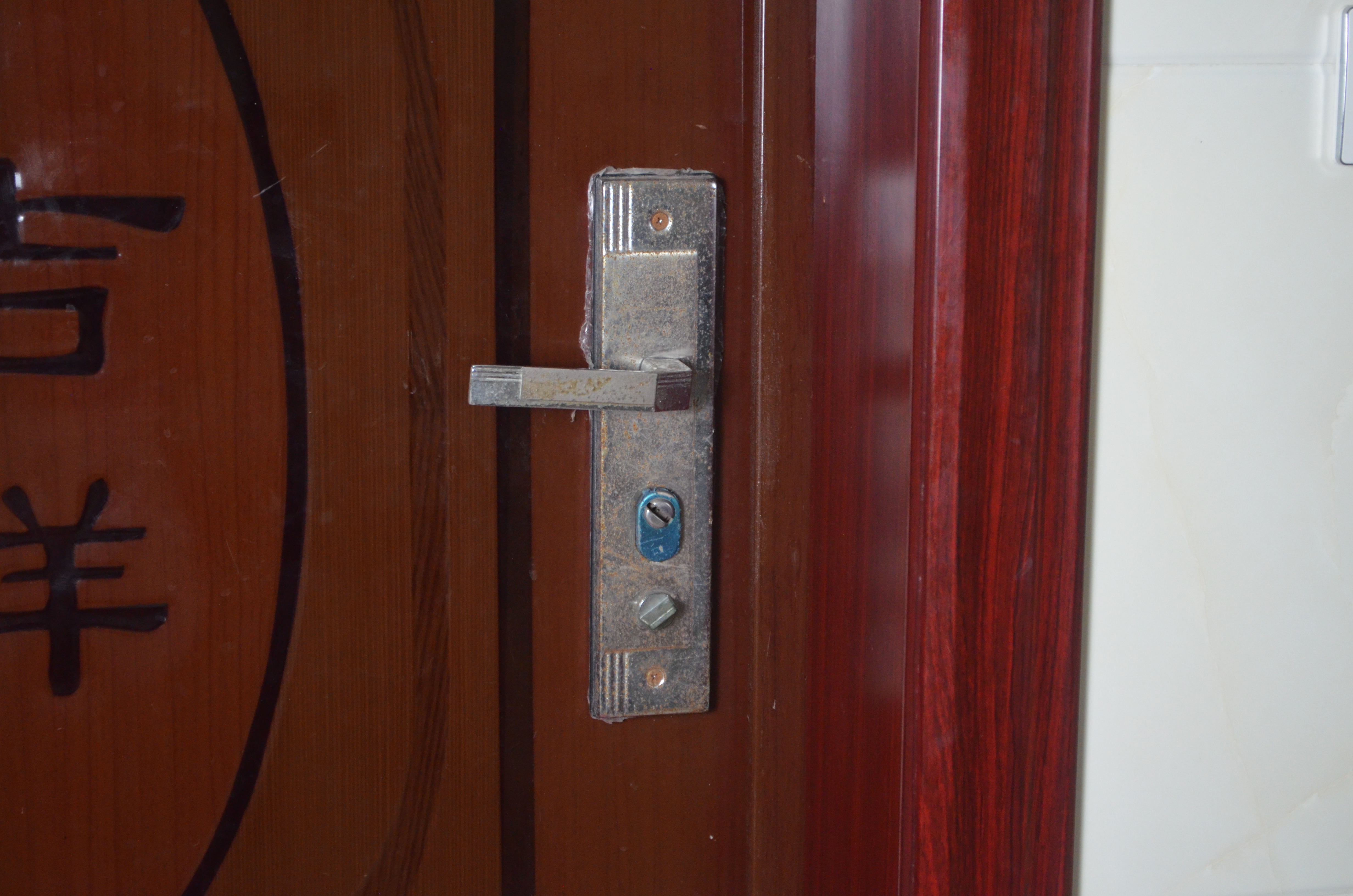 在门里插把钥匙关键时候能救命,睡觉前记得在门上插一把钥匙