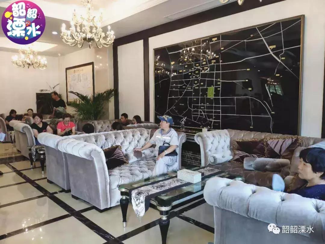 排队17小时喜中1号!手握10套房还要买!刚刚康利售罄,无人放弃