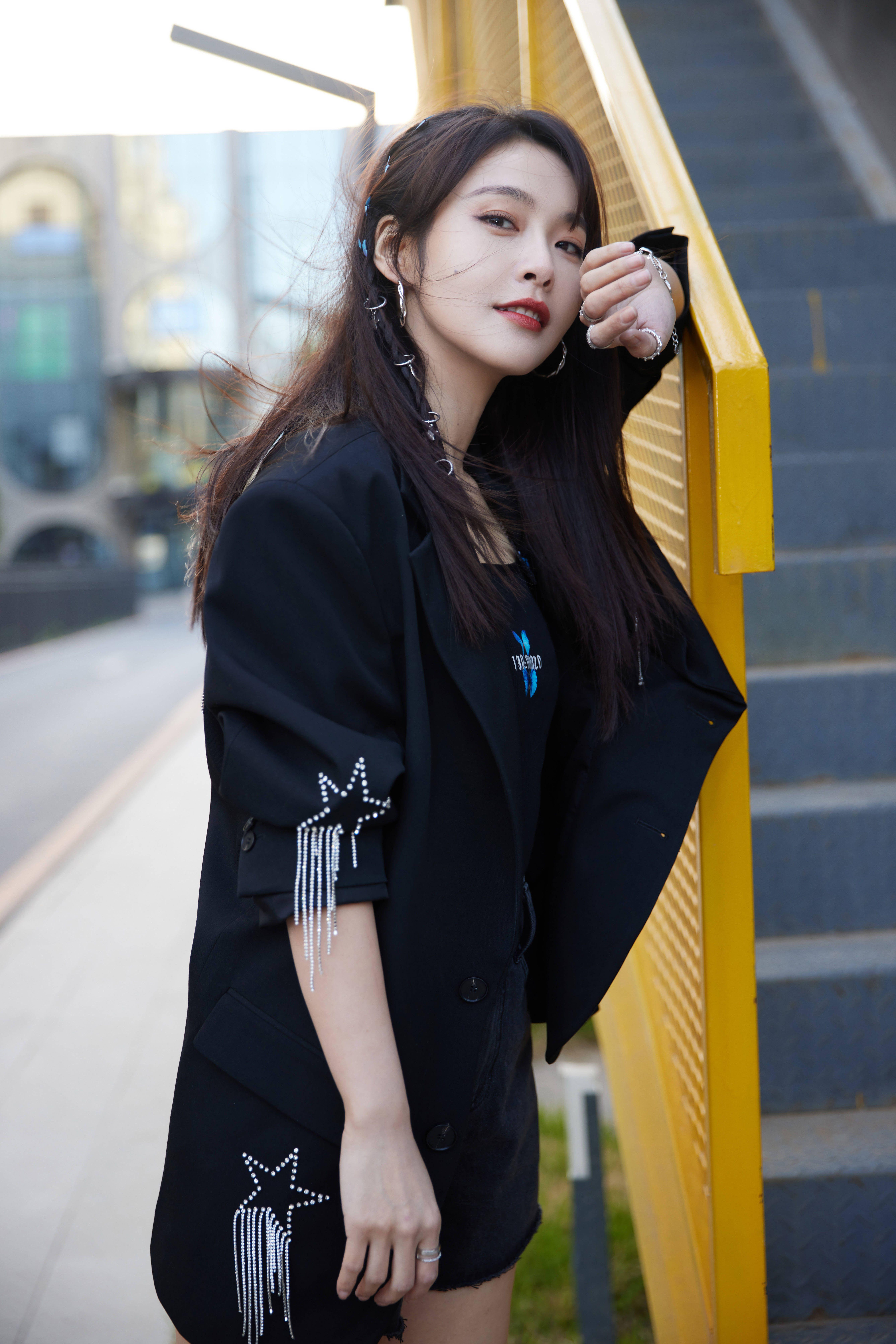 张佳宁穿吊带连裙,张佳宁穿黑色长裙图