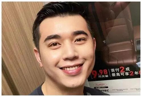 李佳琦和小助理：没有发生爱情的恩爱互怼