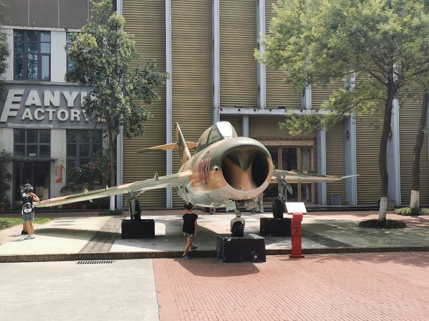 晚上成都建设路小吃一条街实拍,成都东郊记忆与建设巷小吃街远吗