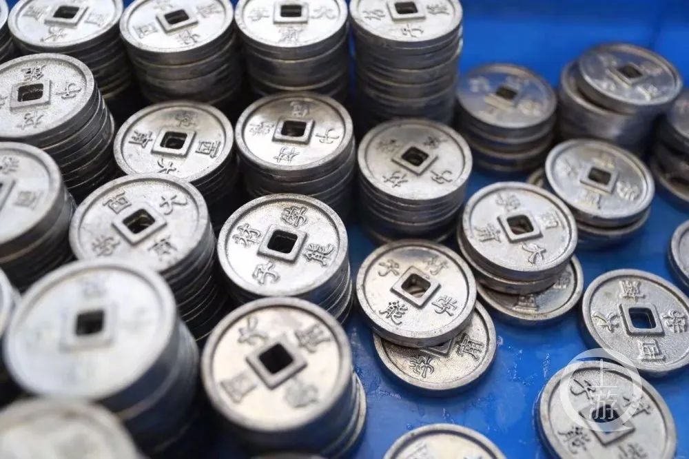 这些高校送的毕业礼物火了,送瓜的,送芯片的,还有送男朋友的