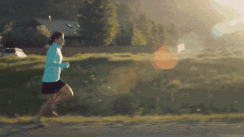 缓震支撑慢跑跑鞋纯黑,百元以内防滑跑鞋