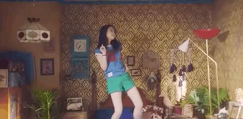 iu发型图片中短发,慵懒韩式低马尾丸子头iu