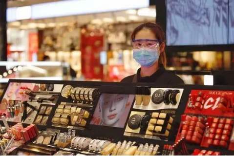 柜姐遇见不同顾客的反应,专柜柜姐态度不好可以投诉吗