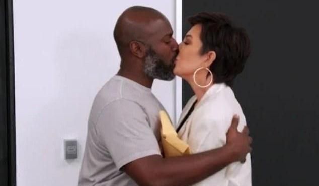 64岁卡戴珊妈妈也撒娇？和39岁黑人小男友在办公室亲吻，太甜了吧