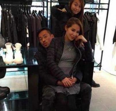 刘碧丽罕见晒近照,刘碧丽5年拼4胎顺产还是剖腹产