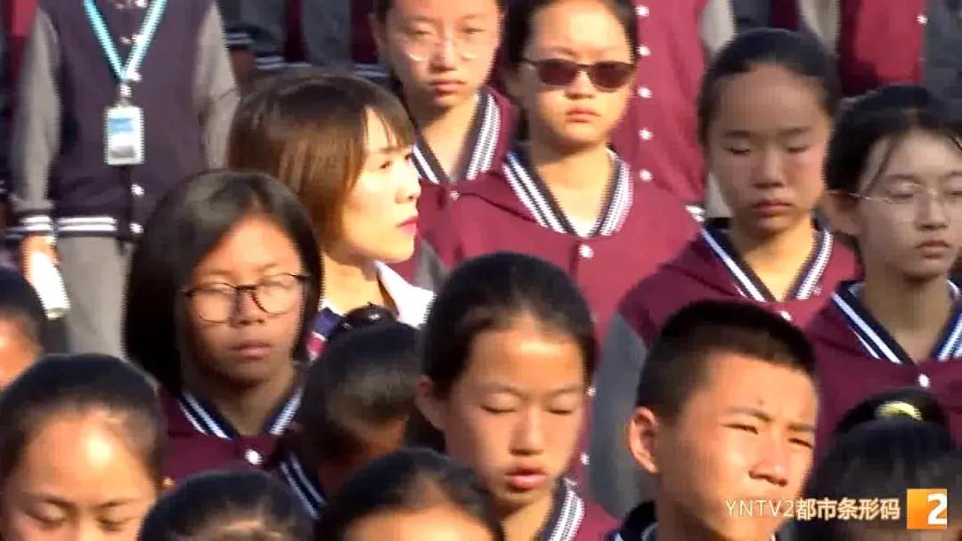 有最严厉的眼神，操最碎的心，她的这*鹰双**眼，是学生最怕的戒尺，也是最难忘的爱