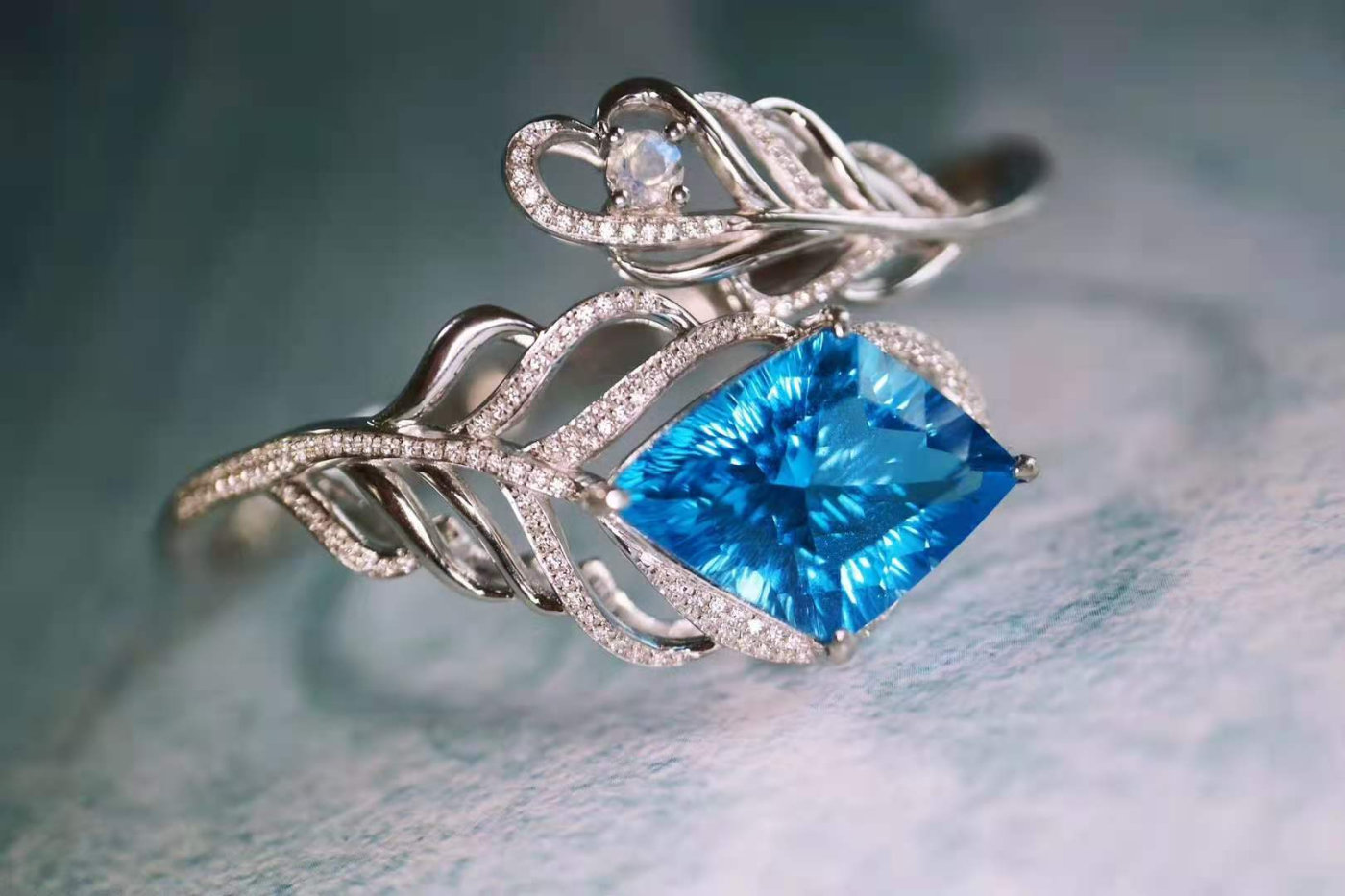 白底青手镯适合多大年纪戴,小圆条手镯适合什么年纪的人