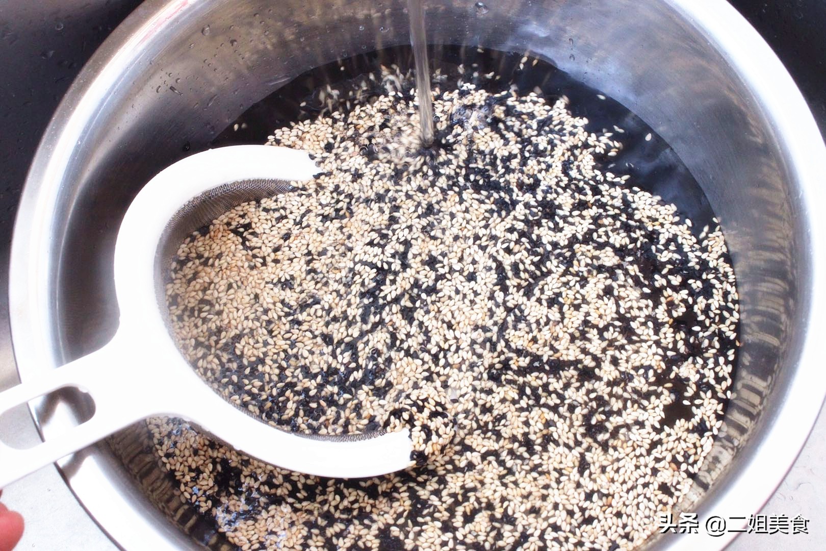 花生黑芝麻白芝麻怎么炒,黑芝麻和米饭一起煮芝麻要炒过吗