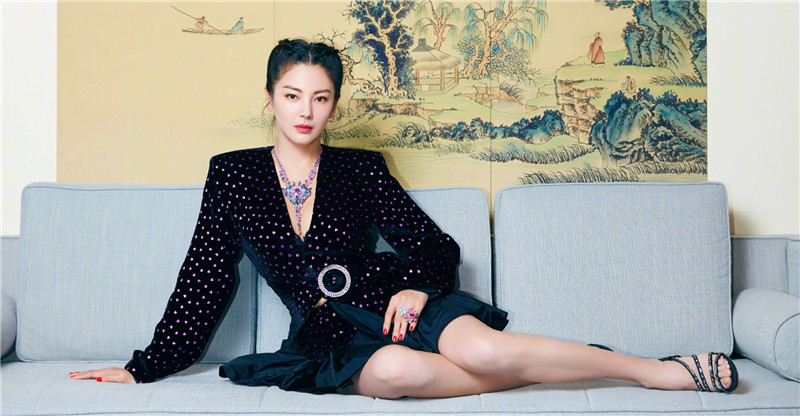 胸大怎么穿衣服不尴尬,胸大的妹子穿什么衣服保守