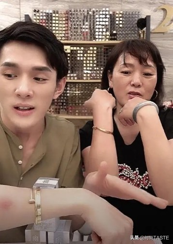 精华液跟精华水哪个能直接涂,精华液有必要涂抹吗