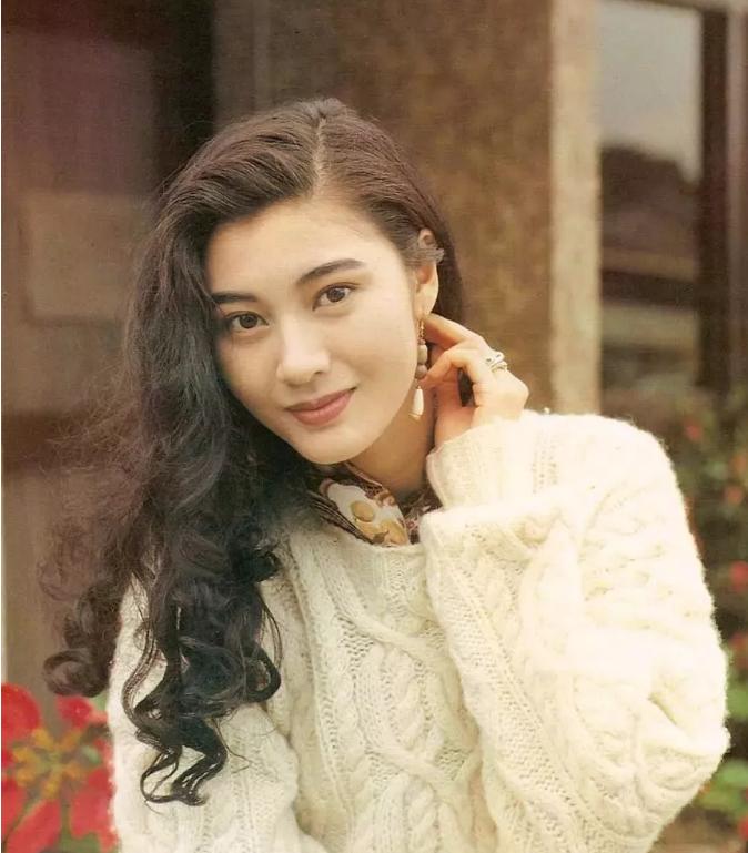 杨幂难得换新发型，穿豹纹拍大片上热搜，却遭亲爸吐槽马甲线不足