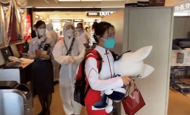 杨倩获得奥运第二枚金牌家乡祝贺,中国运动员杨倩回家