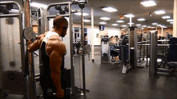 三角肌怎么练才不伤肩,如何把三角肌练得更大