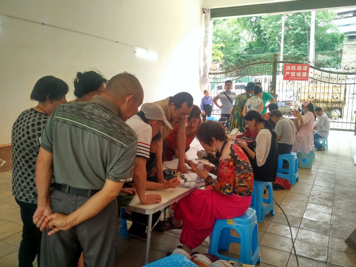 民有所呼我有所应为居民排忧解难,民呼我应社区活动