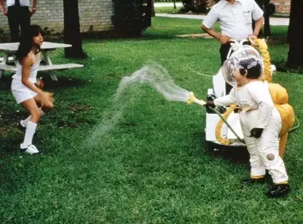 泡泡男孩被隔离12年完整版,12岁男孩走出隔离罩的视频