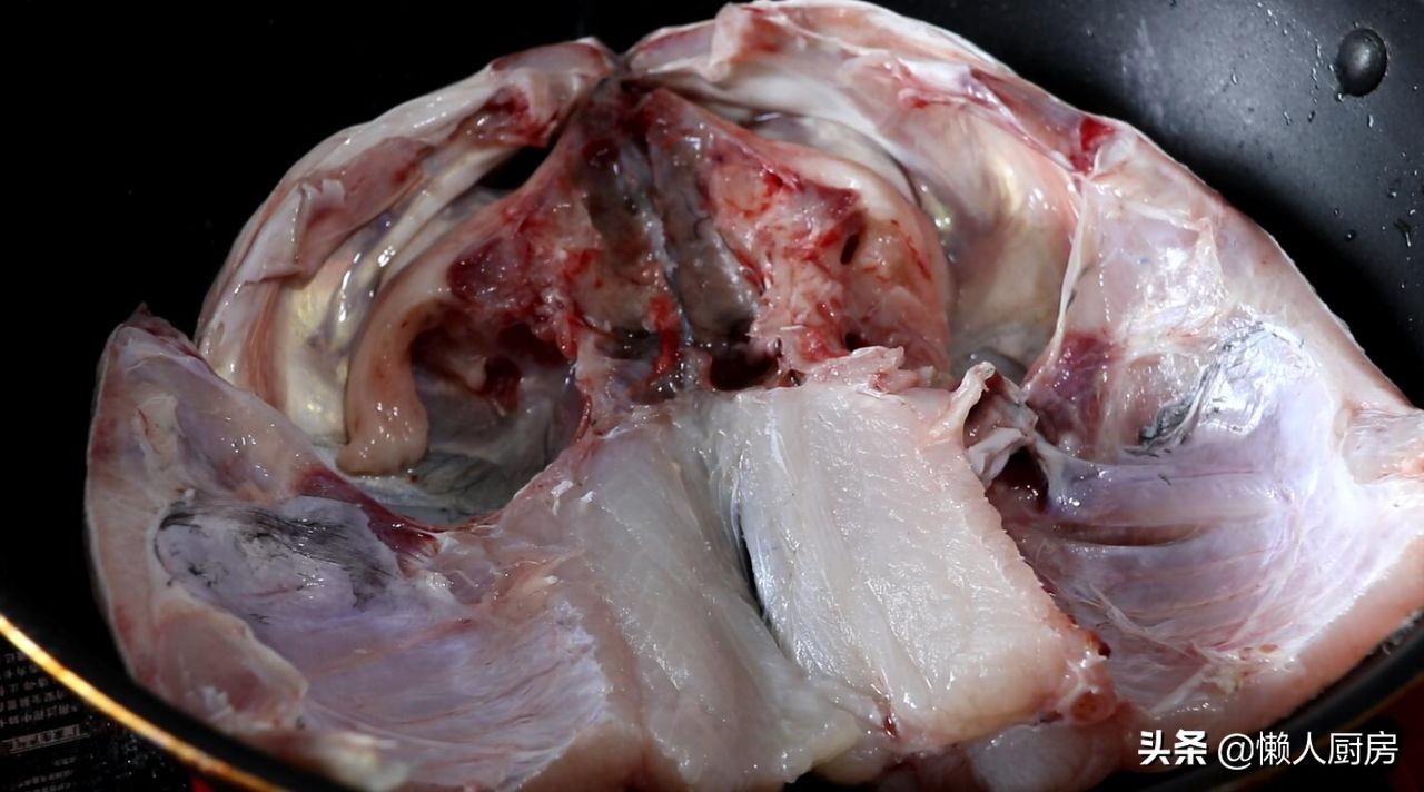 鱼头焖花蛤,这才是花蛤和虾最好的做法