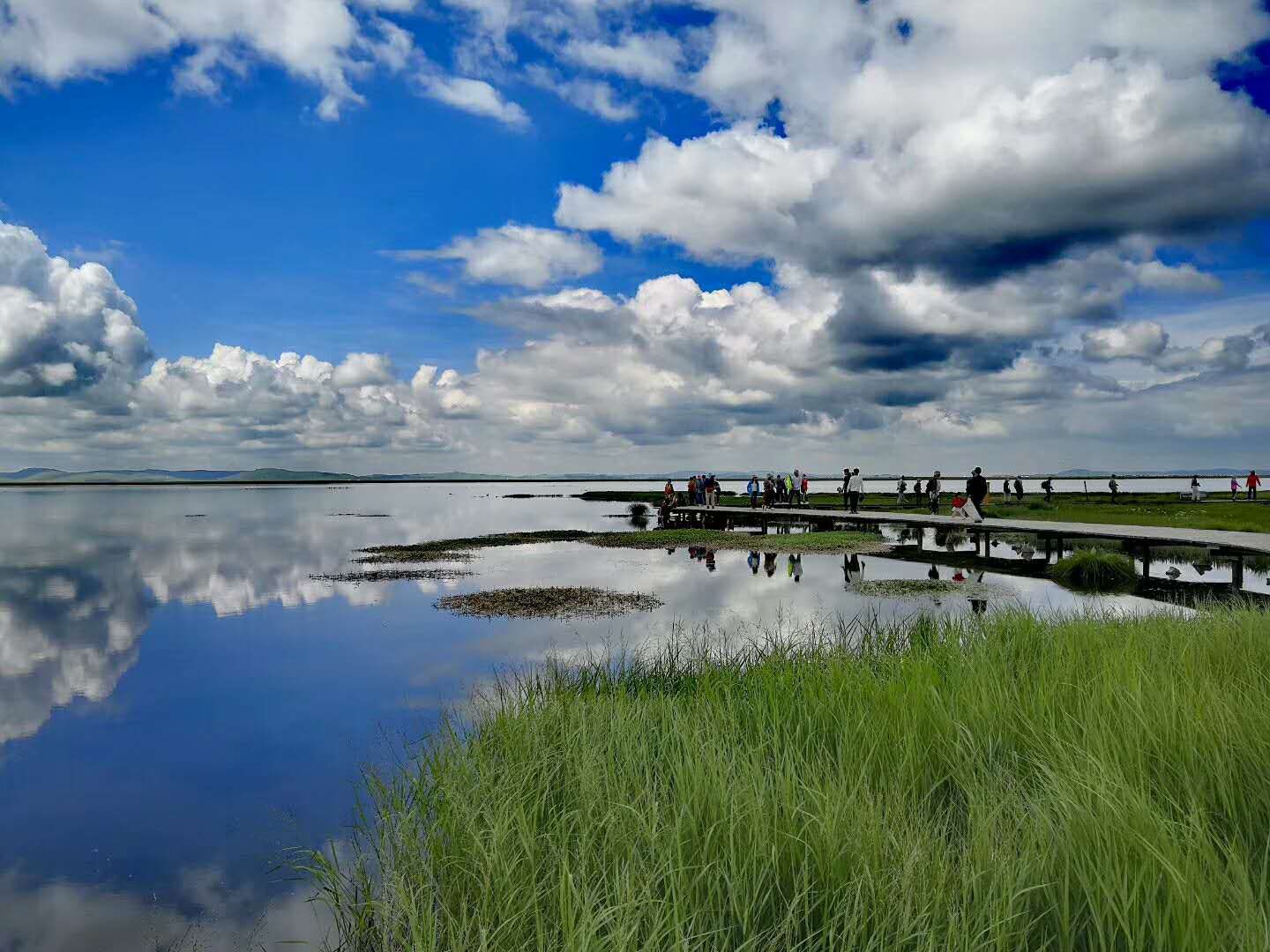 暂离城市的喧嚣，来拥抱若尔盖大草原，湖在天上，天在湖中