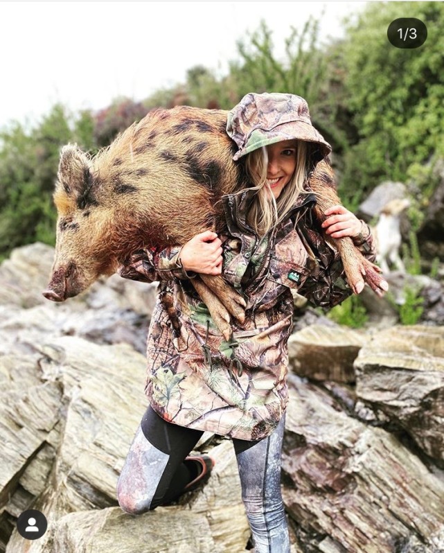 新西兰美女猎人与猎物合影，称能省千元买肉钱，笑容甜美却遭声讨