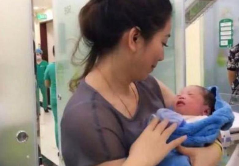 女儿刚生完娃，却被看望的老妈抢风头，网友：这颜值是认真的吗？