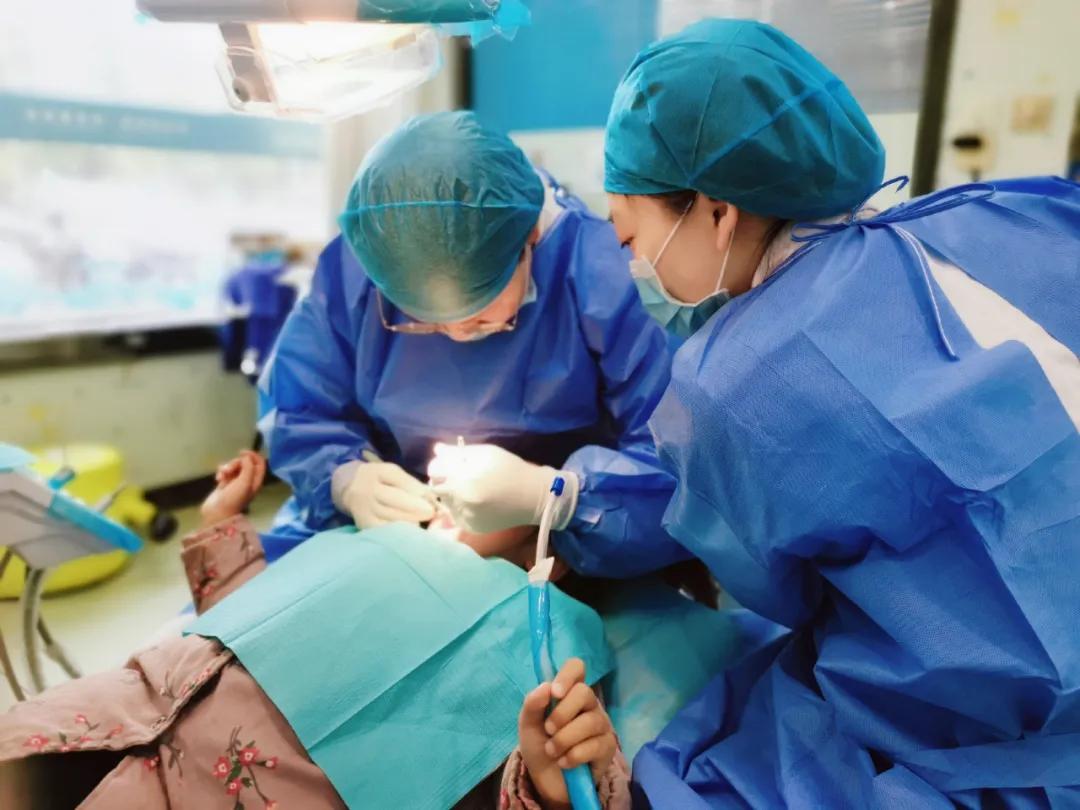 牙科医生检查小朋友口腔,口腔门诊免费窝沟封闭申请