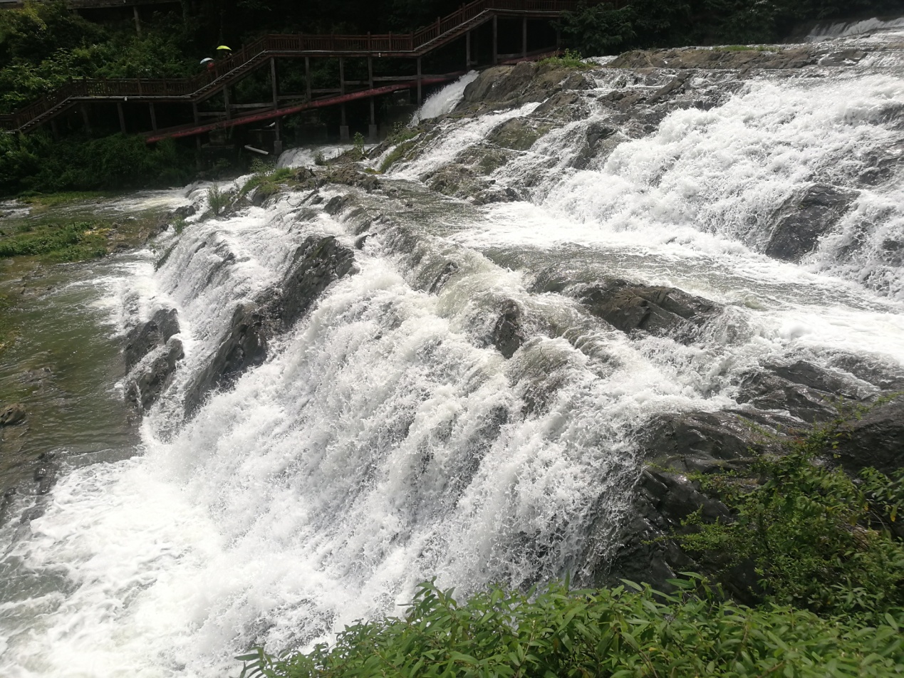 我在花海毕节等着你之三省红都,瀑布下的都市