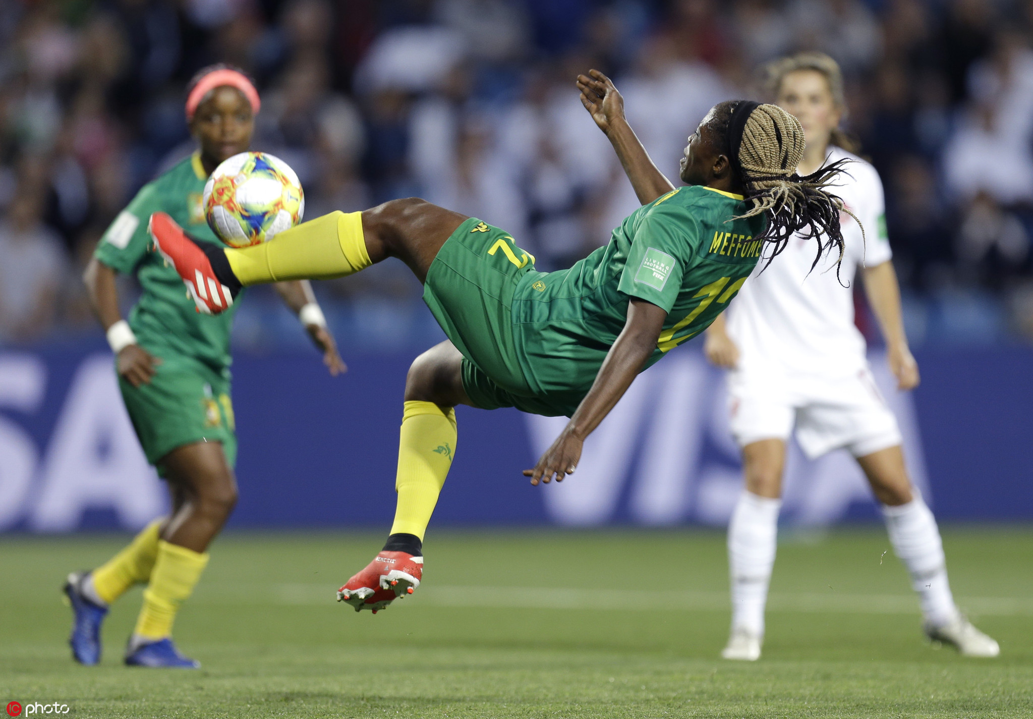 女足怎么挑选足球鞋又便宜又实惠,阿迪达斯女足世界杯足球鞋