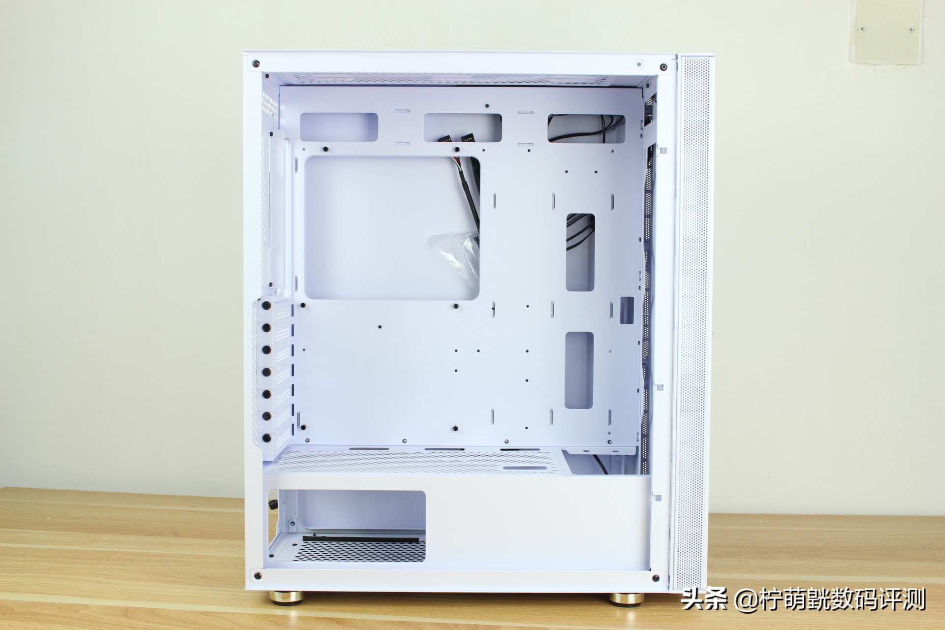 神光侧透不单调，畅快装机不求人易大师神光白色版上机体验