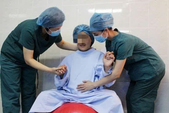 分娩前先肚子疼还是先见红,分娩时先见红和先破水有什么区别