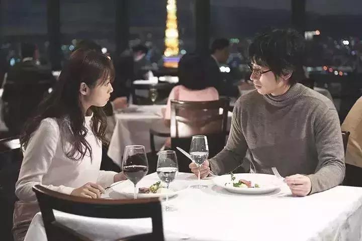 因为吃了一顿汉堡被男朋友骂,吃了一顿西餐