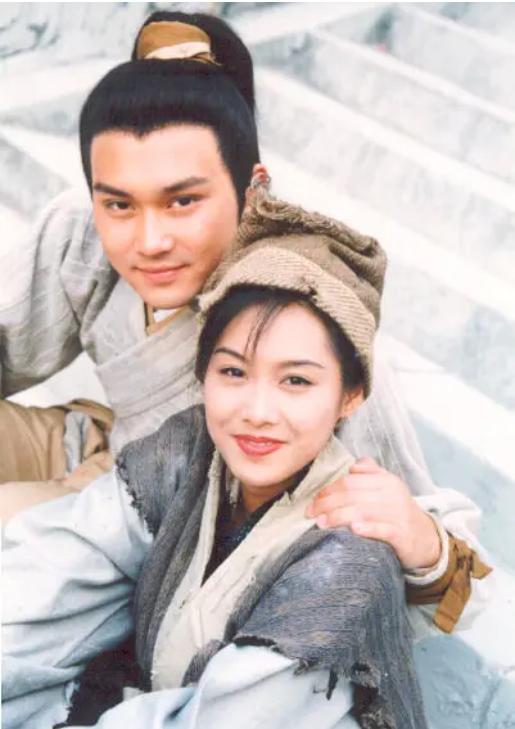 弃做年入过亿的综艺咖，张智霖夫妻决定返港，受刺激了？