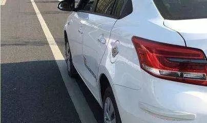 开车老压线怎么办?用这个方法,盯着这两点让你不压线