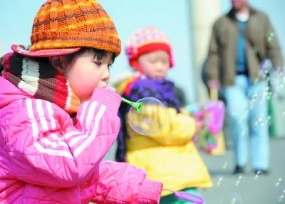 4岁男童突然耳朵疼,4岁孩子说耳朵疼然后夜晚发烧