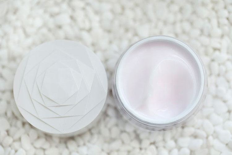 护肤用乳液好还是面霜好,乳液和面霜有什么区别