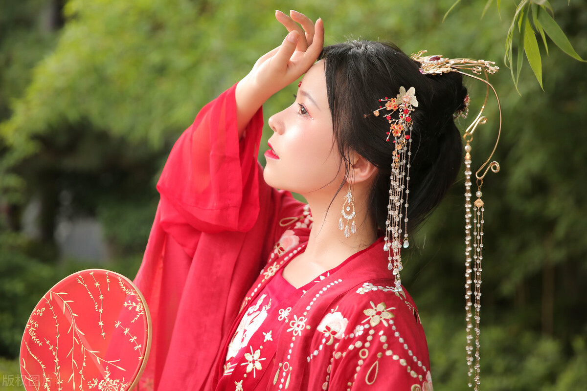 故事：宠冠六宫的皇贵妃，怀孕将满三月时，皇帝却亲自端来落子汤