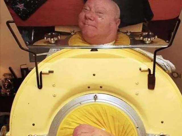 一男子住铁罐子70年，自学电脑，表示：这辈子都不可能出去