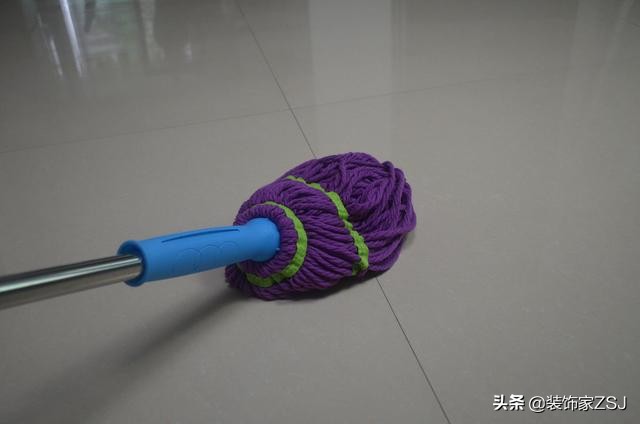 一周地板不沾灰实用拖地小妙招,清水拖地教你一招地板不留灰方法