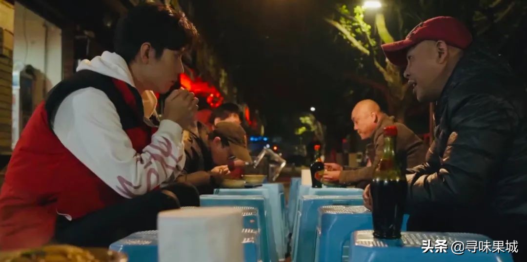 肖战重庆板凳面,肖战现身重庆一面馆吃豌杂面