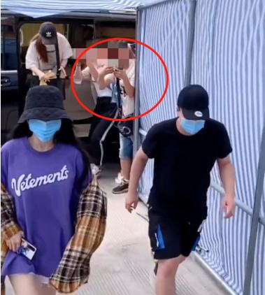 杨幂被*拍偷**裙底，他们还说“是她裙子太短”