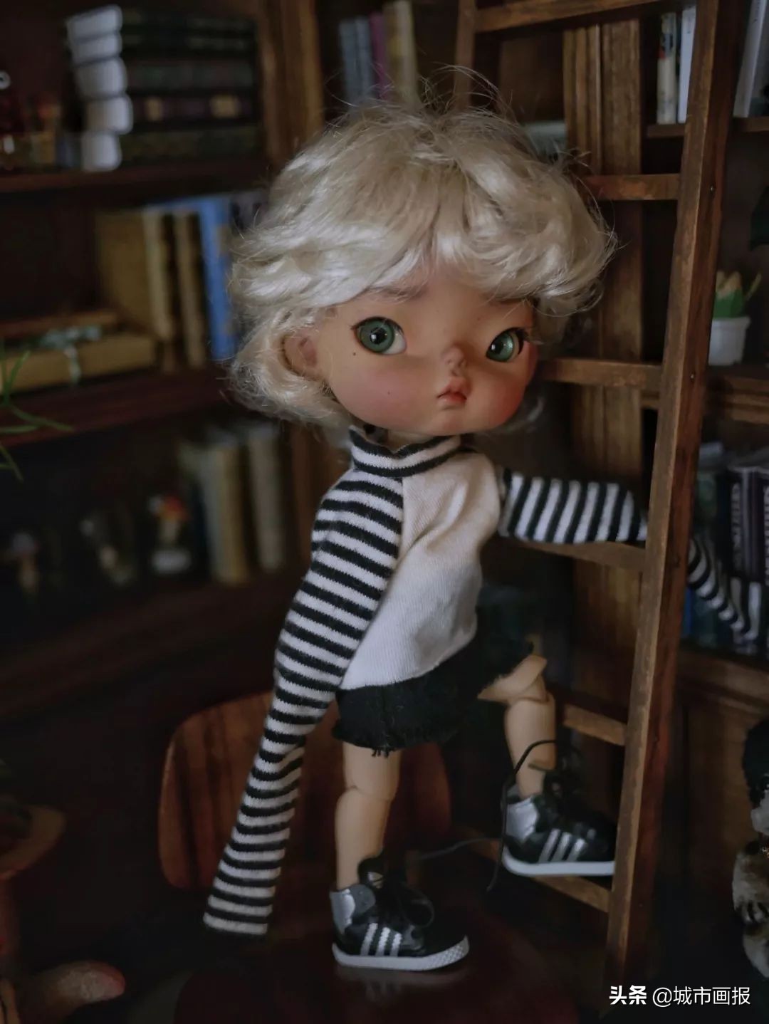 邮费都砍价的年轻人，竟给自己的娃娃穿上奢侈品